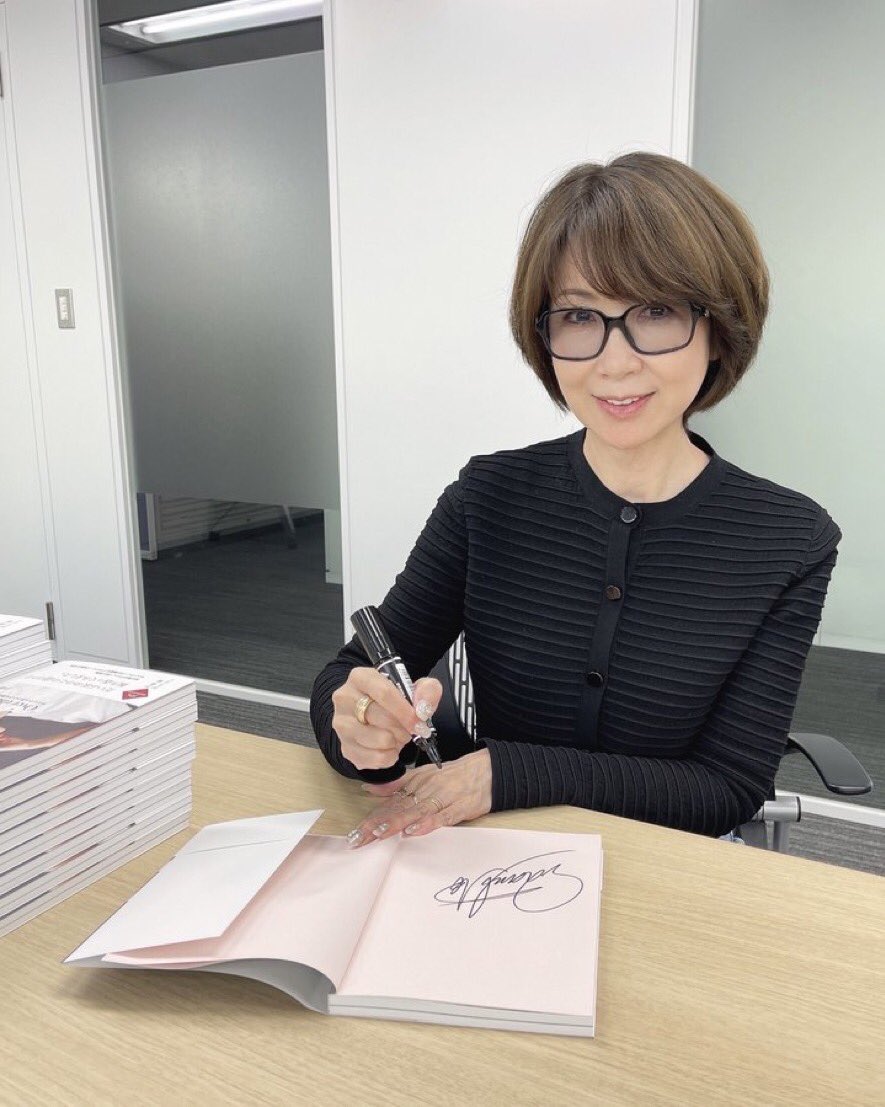 伊藤蘭 インスタグラム 伊藤蘭さんの初エッセイ 『Over the Moon