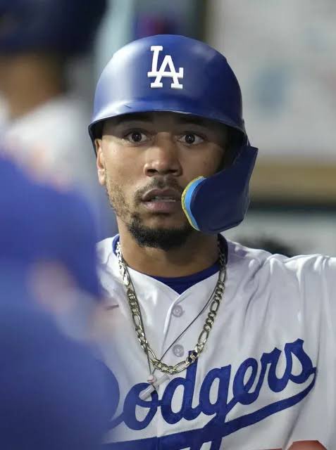 ムーキーベッツっのネックレス気になってみてたけど、ゴージャスな金と