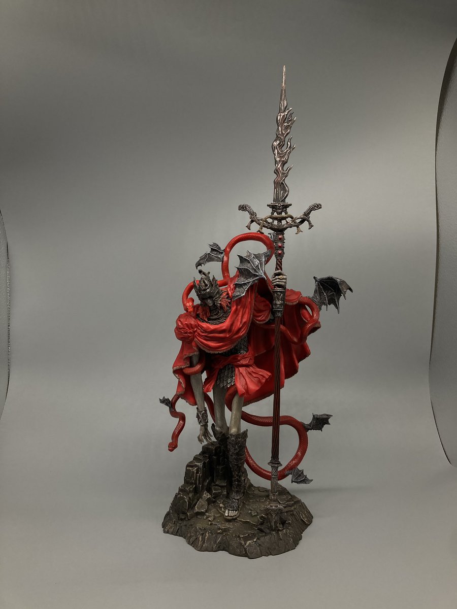 串刺し公メスメルのフィギュアすげーよこれ。鎧の塗装凝ってるし、槍は