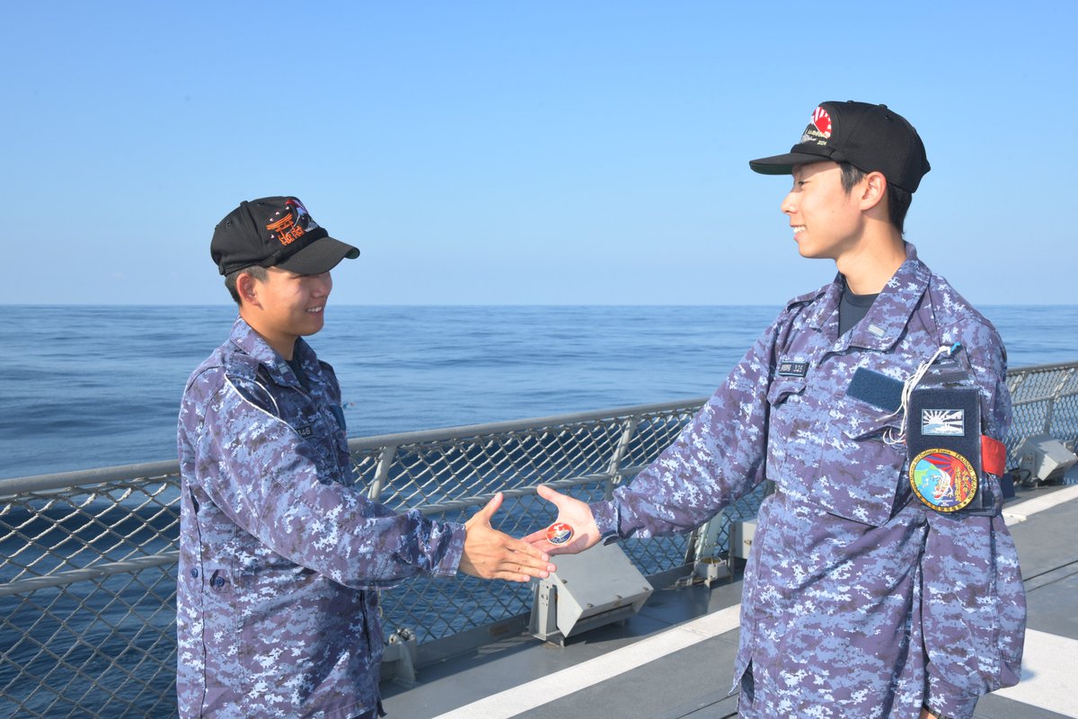 実習幹部通信】 #チャレンジコイン 受け渡しの様子です！ チャレンジ