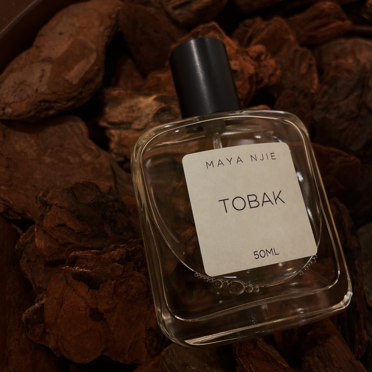 Maya Njie｜トバック 大切な誰かを思いださせる香り トバック 革の椅子