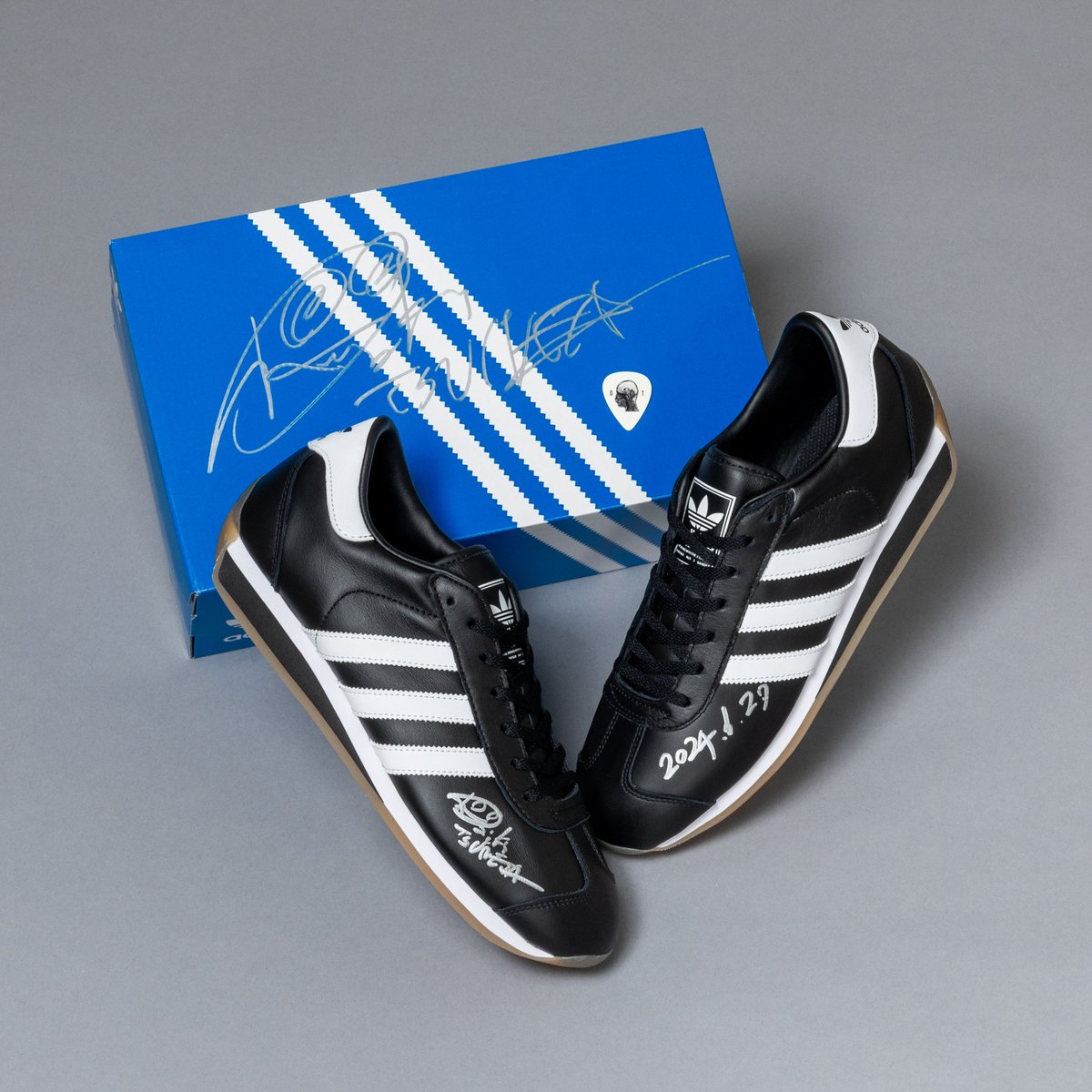 常田大希のサイン入COUNTRYとオリジナルギターピックを抽選で3名様に