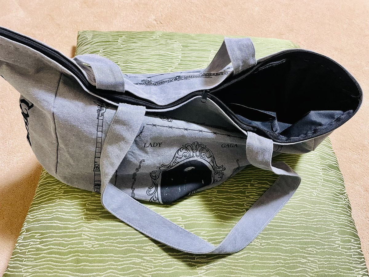 ガガ様のグッズのトートに100均ファスナー付きバッグを縫い付け！内側