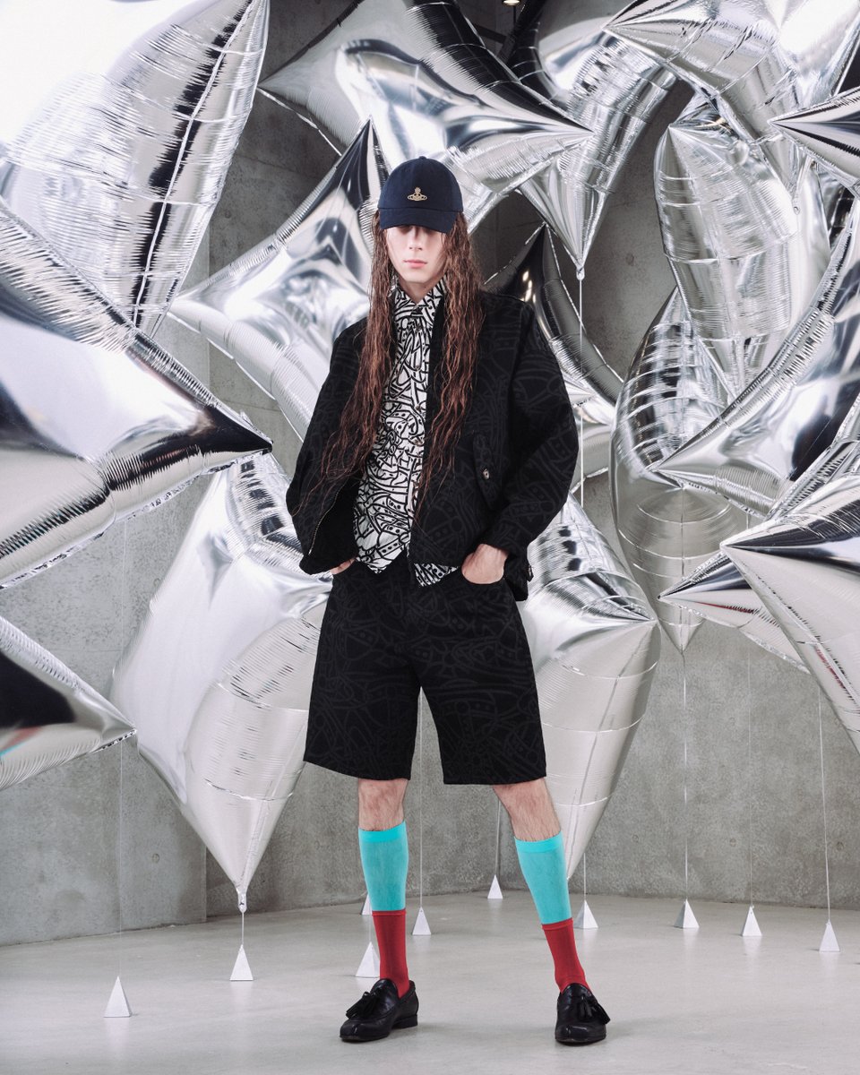 Vivienne Westwood MAN 2025年春夏コレクションから、絡み合うORB