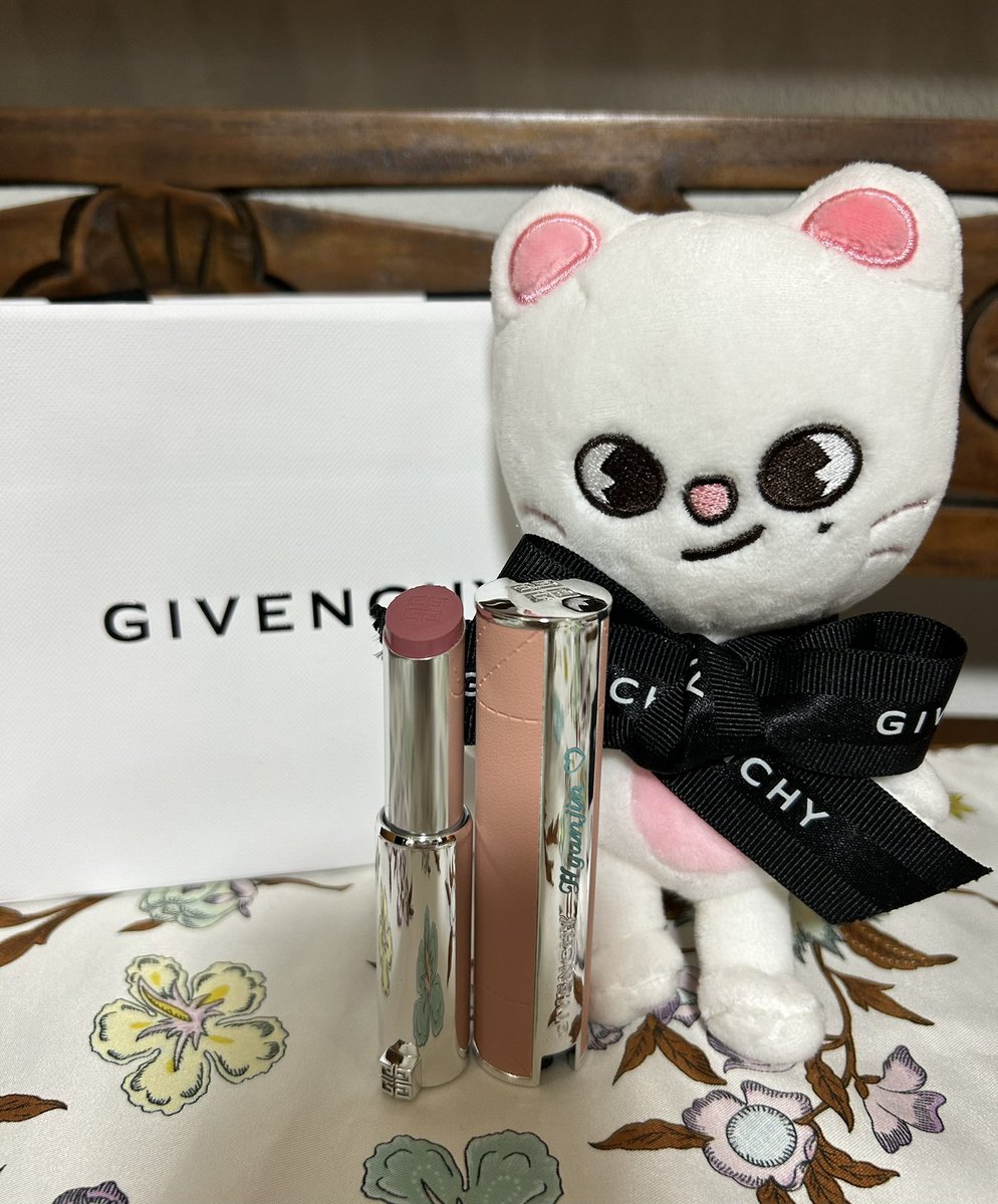 ヒョンジン使用givenchyのリップ、念願の刻印もしてもらった