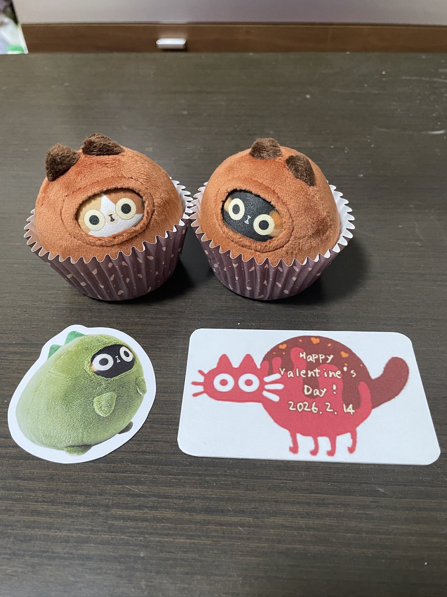 サビ猫のひなこ(@527hinako )さんから，可愛いチョコサビちゃん，ミケ