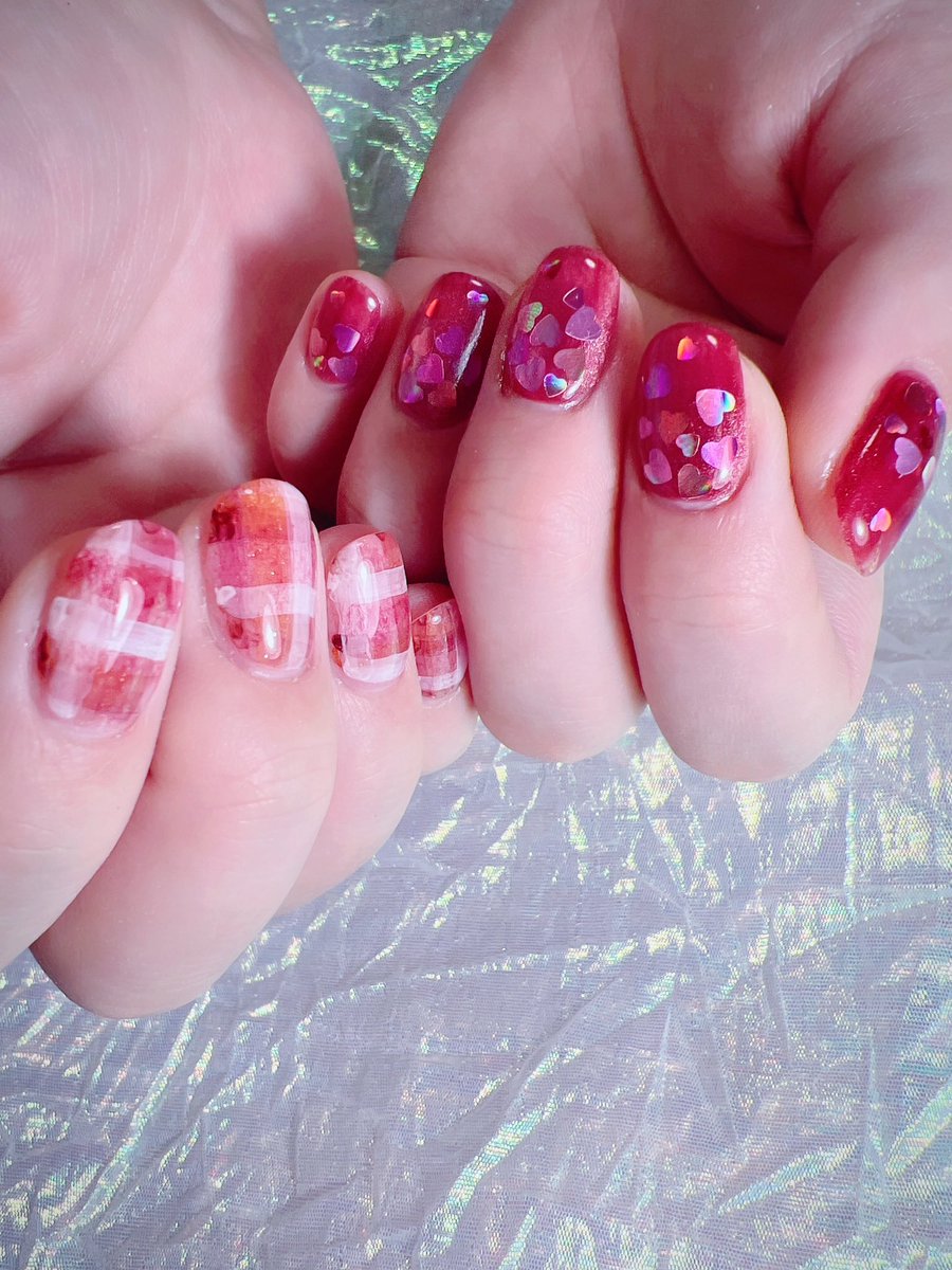 赤のアシメネイル♡ チェックとハートホログラム埋め込みネイル♡