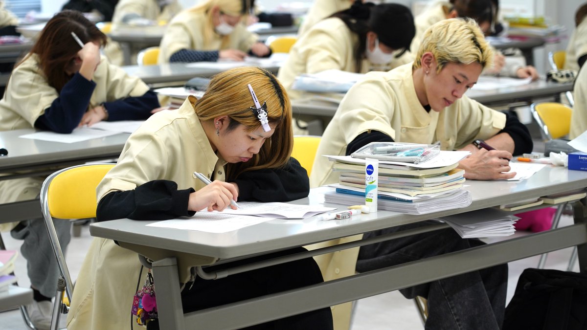 2年生は、3月の美容師国家試験の筆記試験に向けて毎日勉強してる