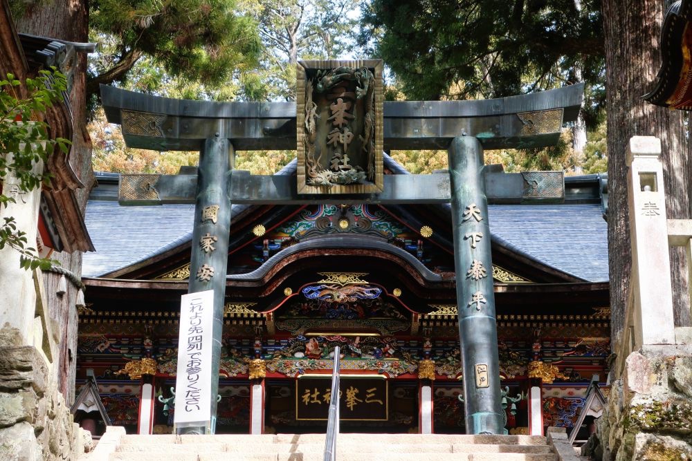 三峯神社 拝殿 青銅鳥居⛩️ 狼信仰でございます🐺 #ニホンオオカミ #狼像