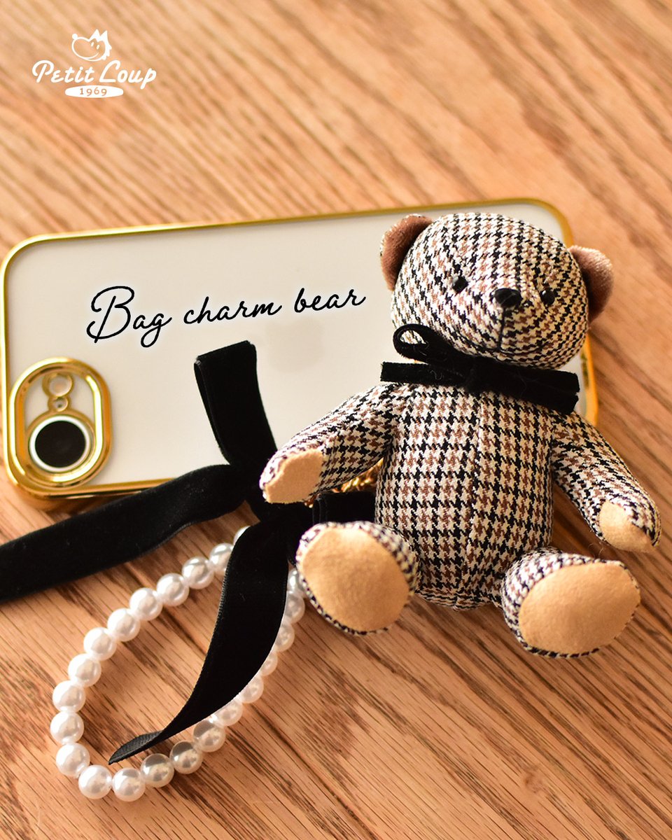 人気のバッグチャームベア🧸🖤 ストラップパーツを付けてスマホ