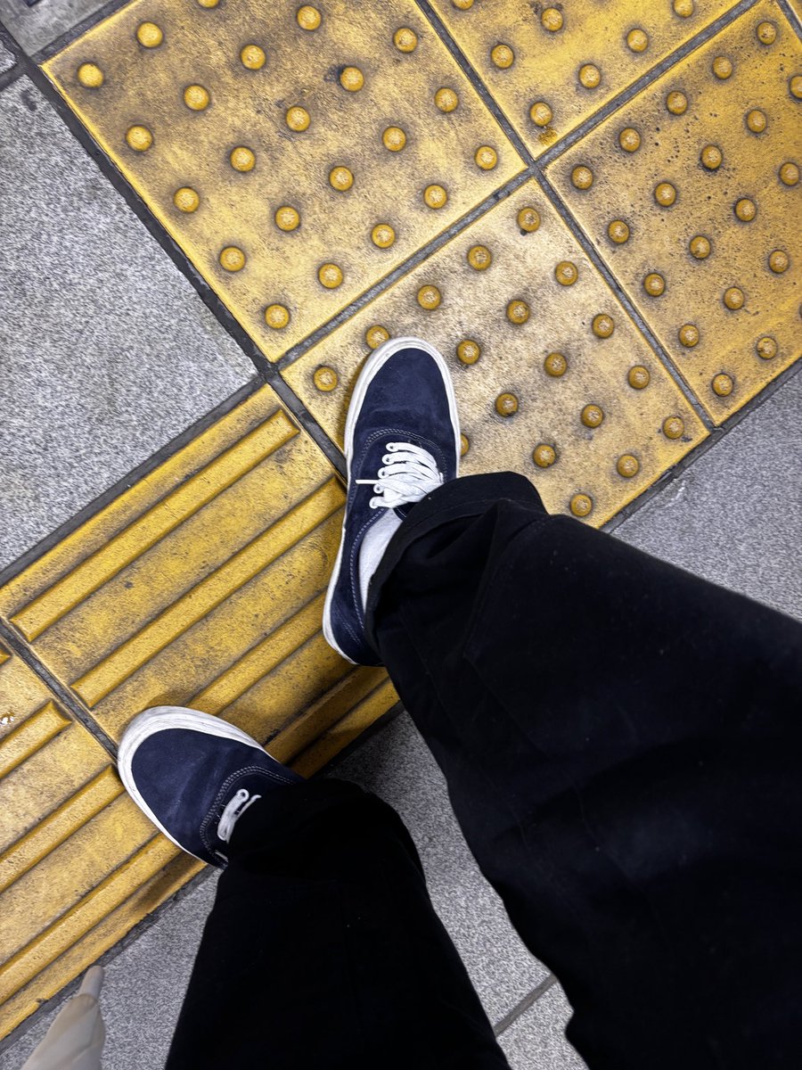 くそっ‼️ 居酒屋で帰ろうと思ったら、知らねぇVANS・ネイビーの