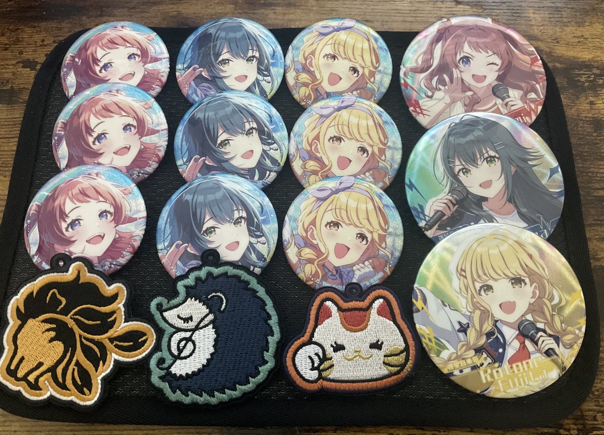 音楽祭に持っていく痛バッグの缶バッジ付けてきたー！