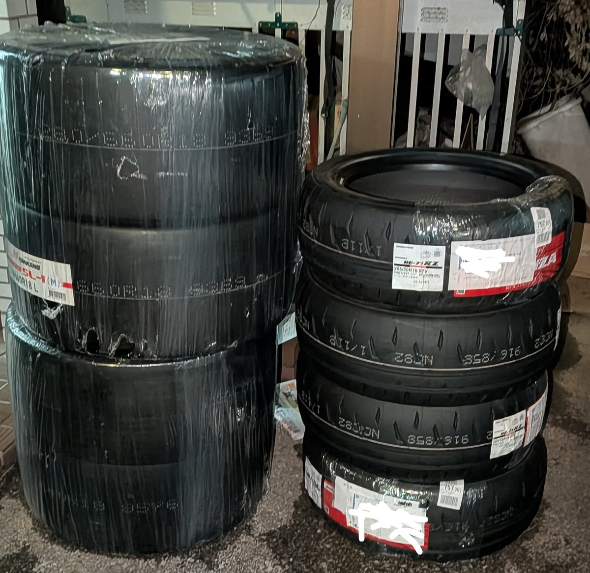 家帰ったらお揃い！ 玄関の邪魔w つか、ポルシェ用は996用といえども