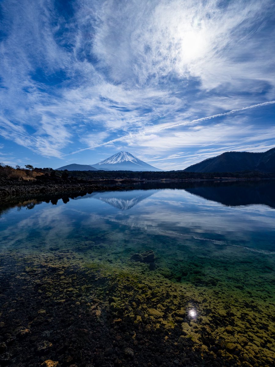 本栖湖からの富士山🗻 本栖湖は深さがあるので水の透明感が際立ちます
