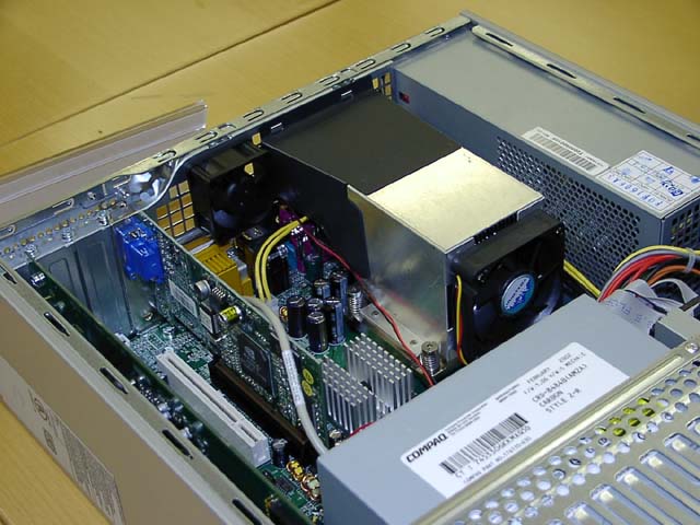 コンパック、新設計スリムケース採用「Evo Desktop D300 ST」