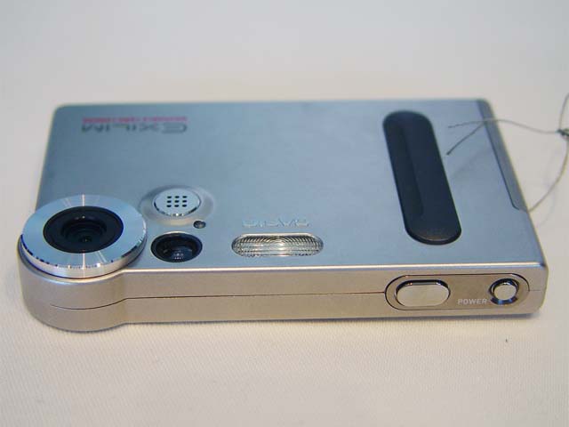 カシオ、厚さ11mmの世界最薄カード型デジカメ「EXILIM」を6月21日に発売