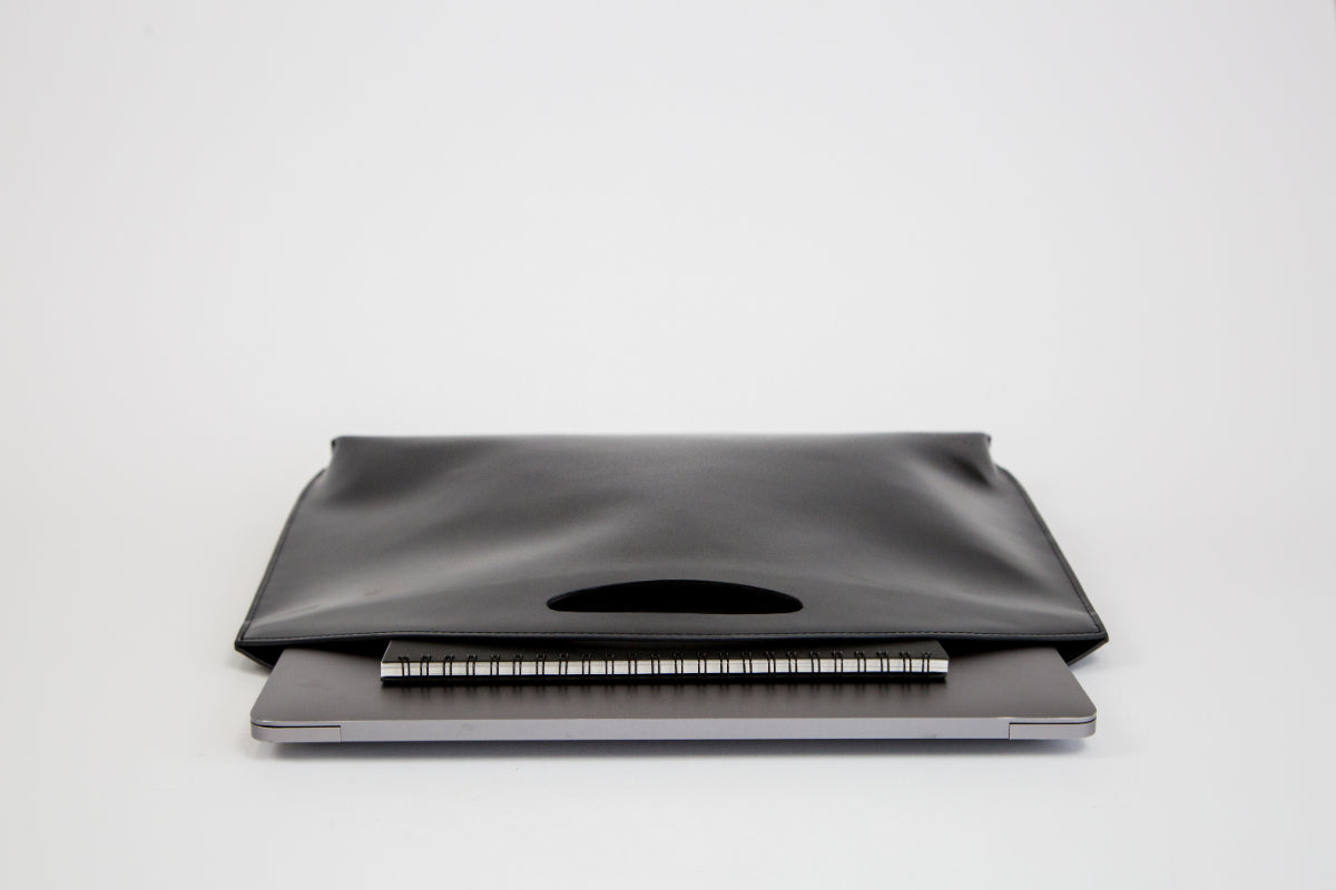 PELULU. TOKYO レザーPCバッグ PELULU.TOKYO】ミニマリスト向け！おしゃれなPCレザーバッグ - たむろぐ