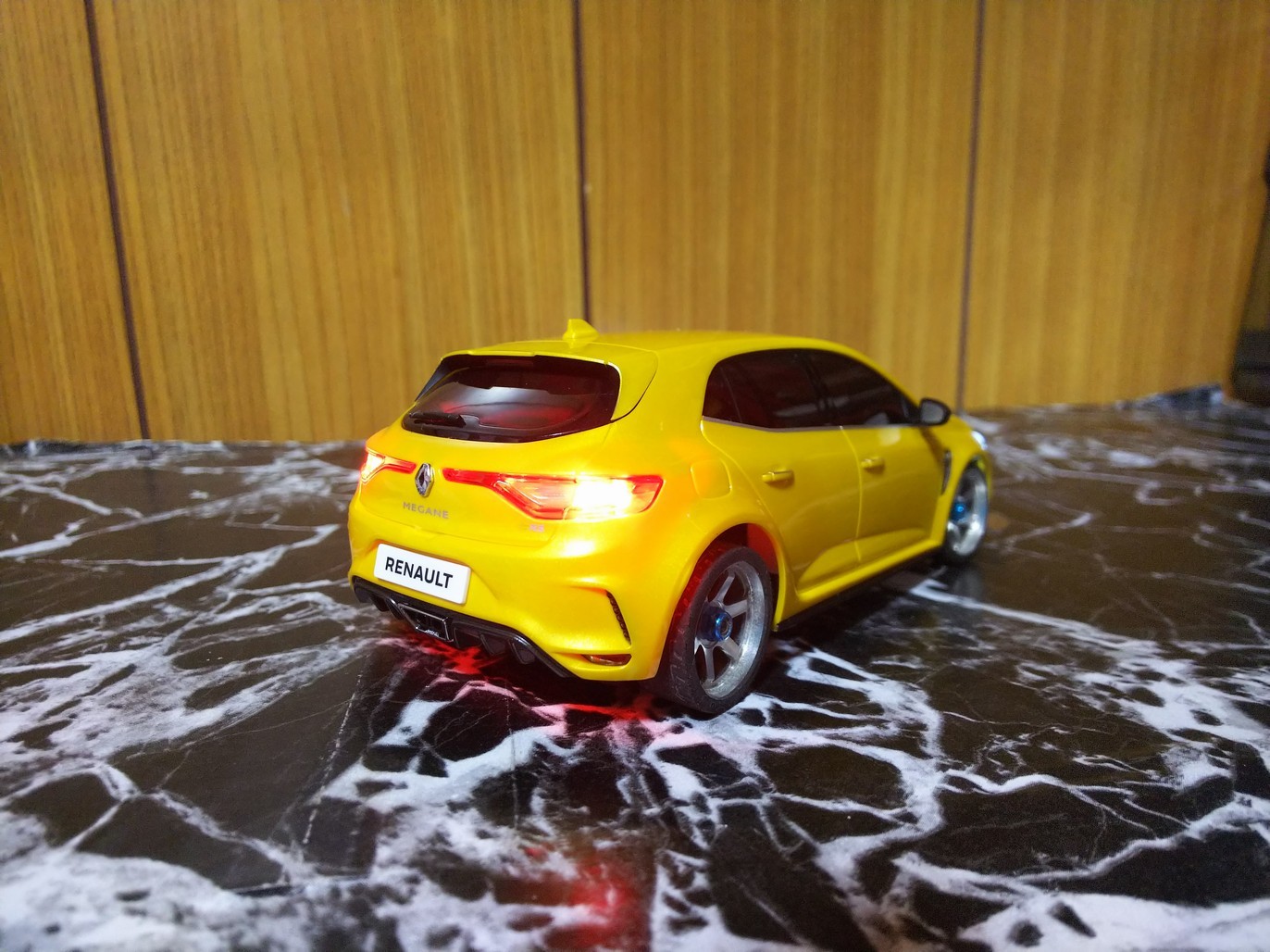 ミニッツ 自作ブレーキ連動ライトユニットとメガーヌRS : 動力模型