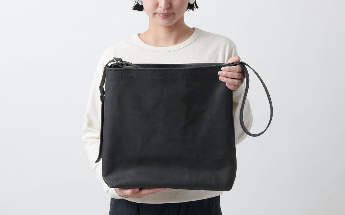 レザーショルダーバッグ black ＜L＞ – PINT_MN