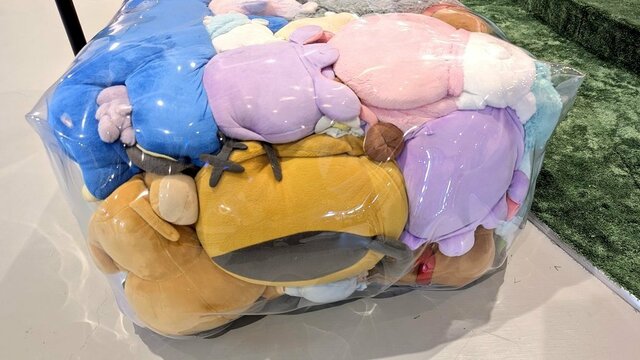 3ページ目) 「可哀想すぎる」大阪万博の“ぬいぐるみベンチ”展示に