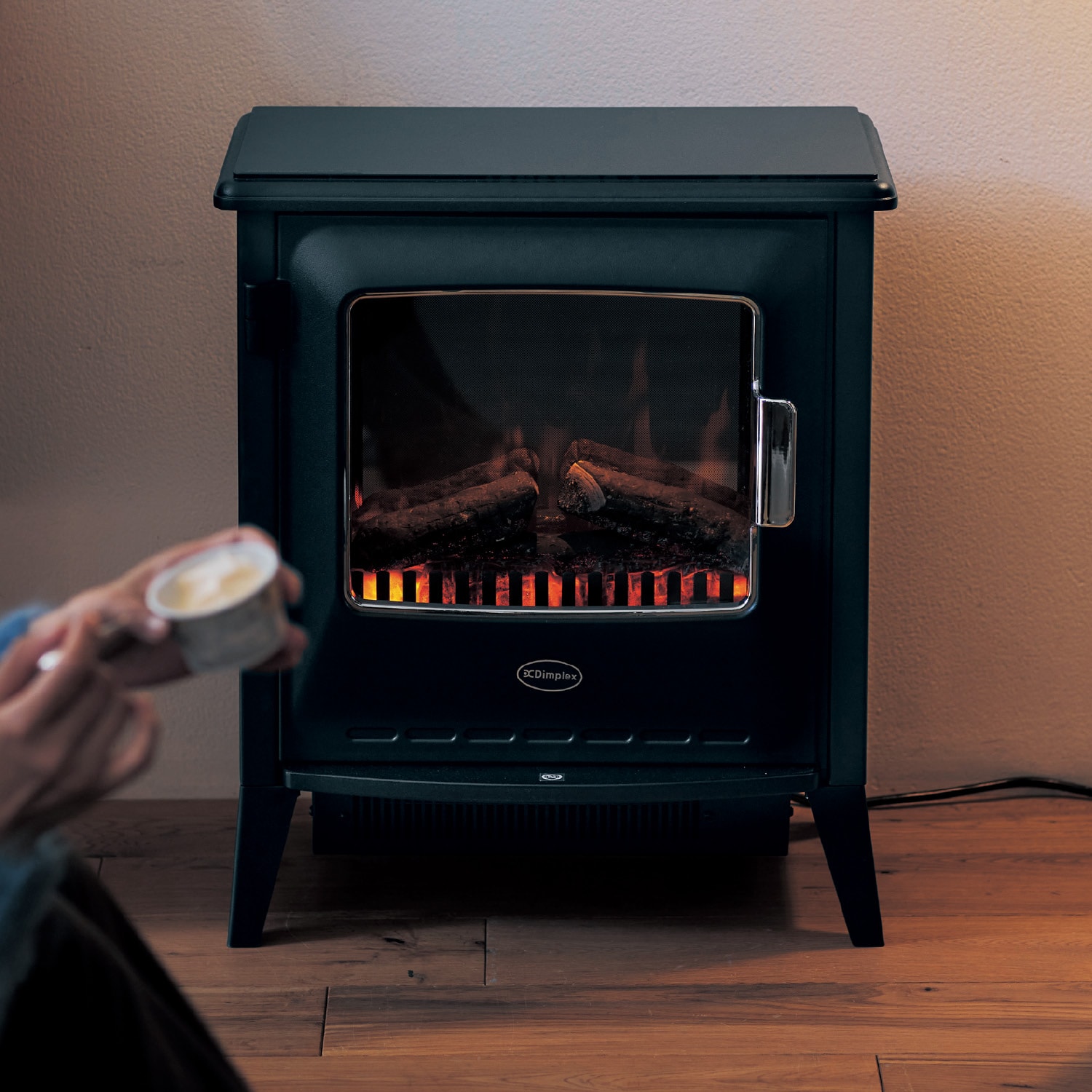 暖炉型電気ヒーター「Lucia Black」（暖房器具/オイルヒーター