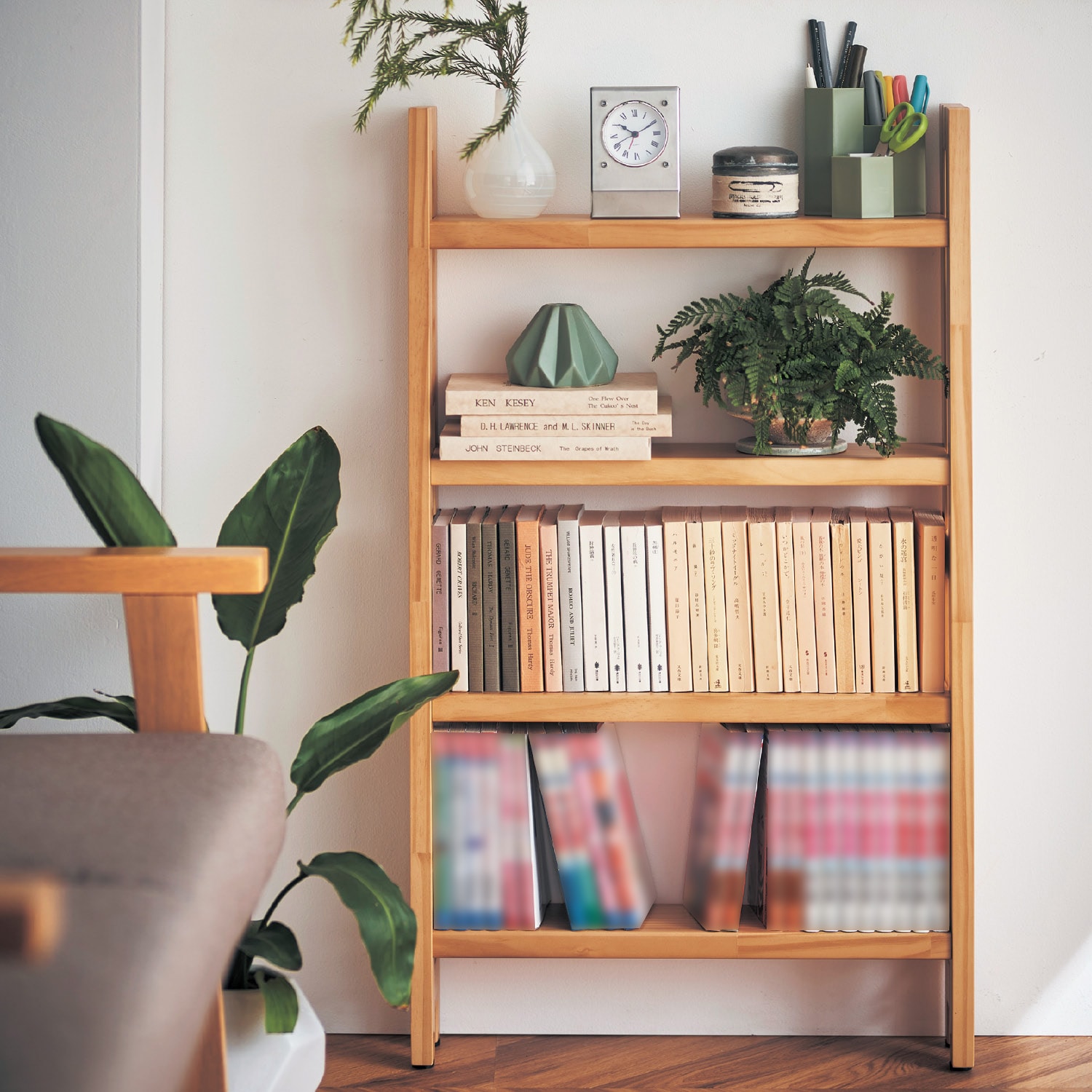 突っ張らずに取り付けられる薄型ラック・本棚（ロータイプ）「WALL