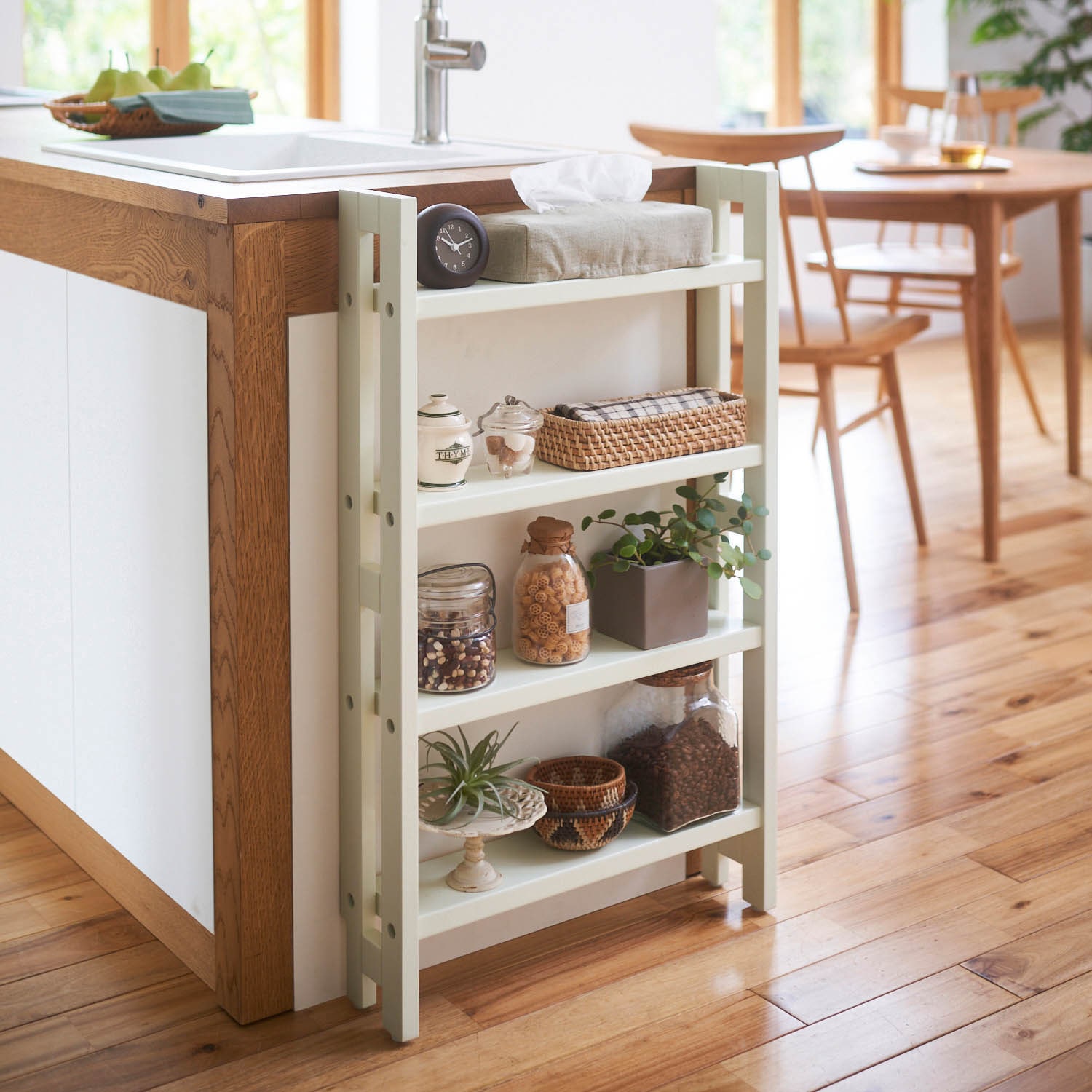 突っ張らずに取り付けられる薄型ラック・本棚（ロータイプ）「WALL