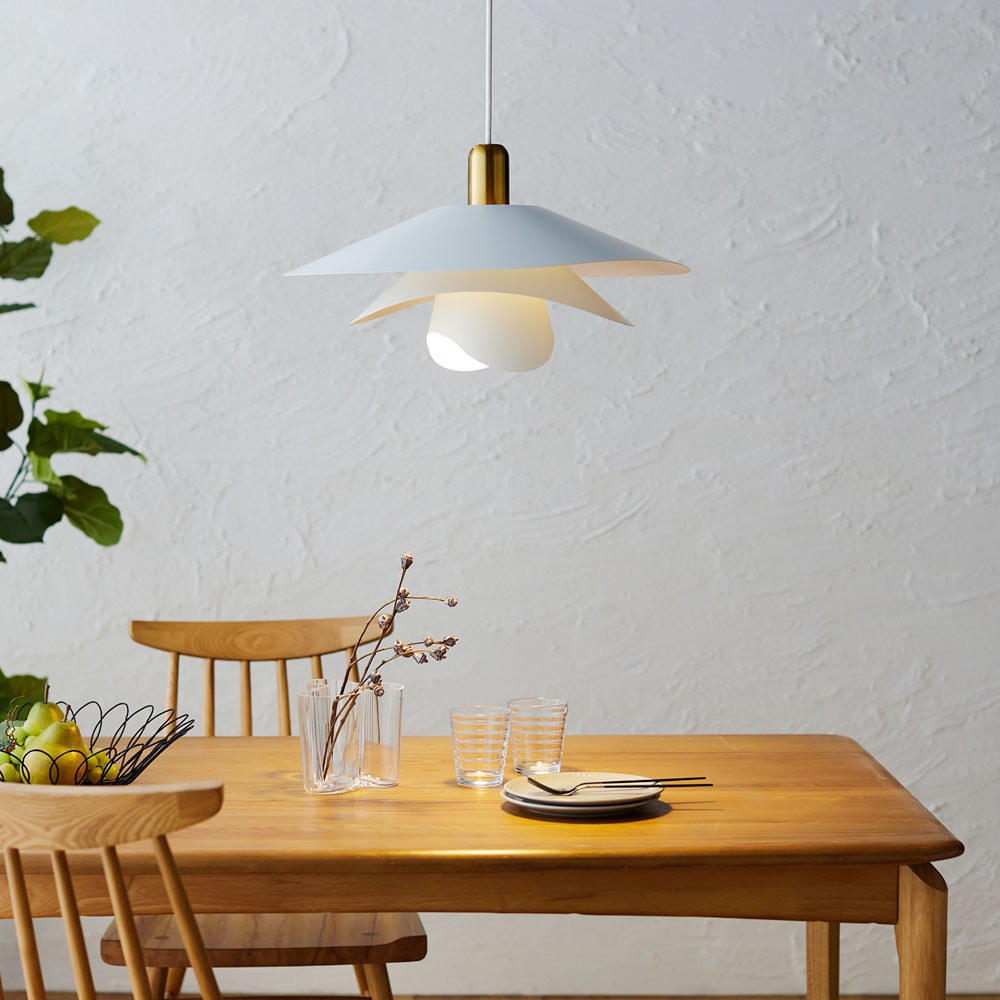 花びらをイメージしたセードのペンダントライト「ヴィンカ/Vinka