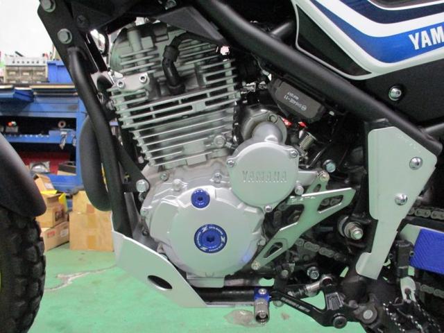 SEROW250にヤマハ製「パワービーム」を取り付けてみました。｜バイクの