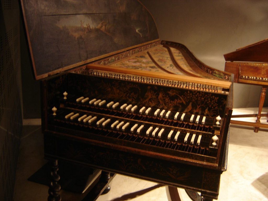 ピアノの白と黒が逆!? ちょっと変わった鍵盤楽器の世界 - Hanaポップス