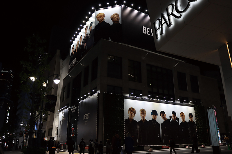 BE:FIRST】初のベストアルバム『BE:ST』の特大ビジュアルが渋谷に登場
