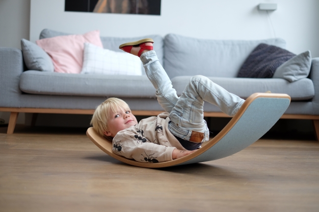 日本初上陸】世界40ヵ国で愛される子供用木製バランスボード「Wobbel