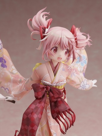 キュゥべえ”が羽子板に！？雪解け日和に晴れ着姿で羽根突きを満喫中