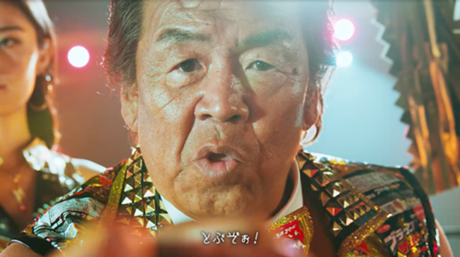 堂々カンペ読み!?「お前ら、飛ぶぞ」”ラウンドボーイ長州力”が登場