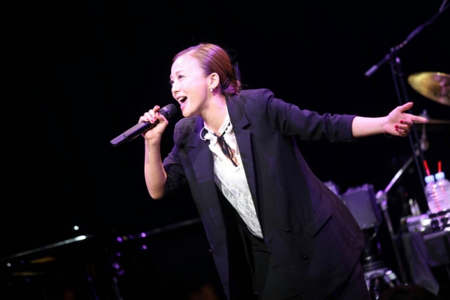 大ヒット曲や名カバー曲を満載！デビュー20周年ツアー、ビルボード