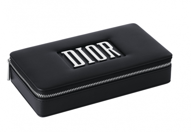 ディオールからロックなクチュールケースに収められたルージュ