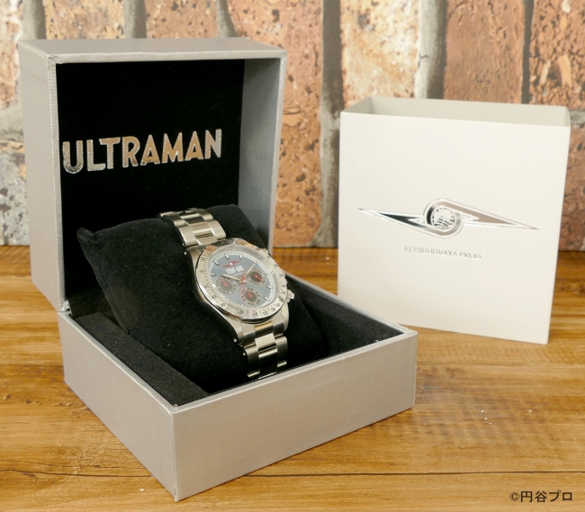 ウルトラマン」「ウルトラセブン」の二作品よりクロノグラフ腕時計が