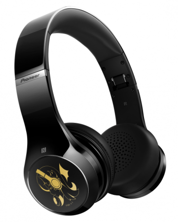 人気TVアニメシリーズ「物語シリーズ」とパイオニアブランドの