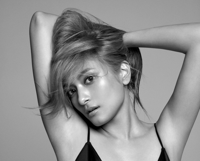 イヴ・サンローラン・ボーテ」初のジャパン アンバサダーにローラが