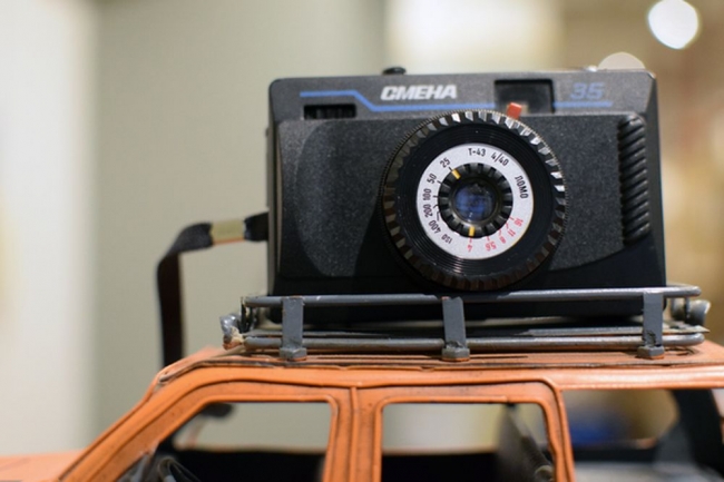 ソ連が生んだ希少な「LOMO SMENA 35」、大人が遊べるトイカメラをお