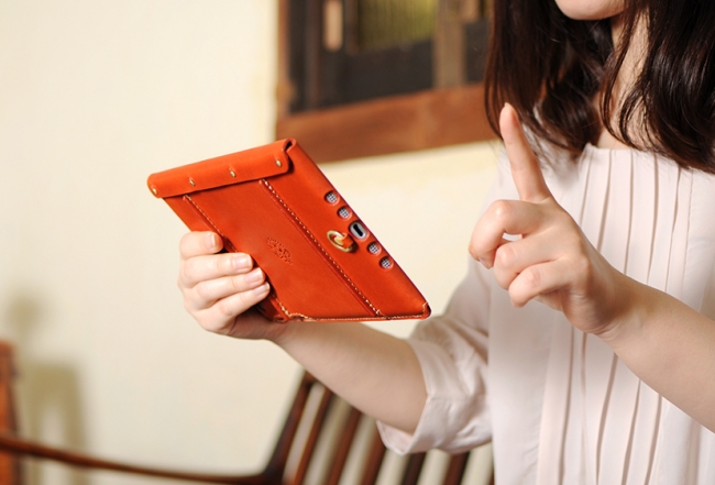 持ちやすさが変わる！通販ランキング1位を獲得した本革iPad miniケース