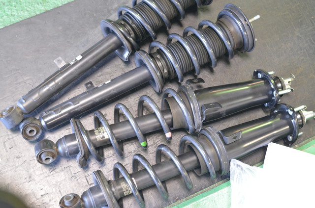 右前ショックアブソーバー AWS210クラウンアスリートハイブリッド 車用