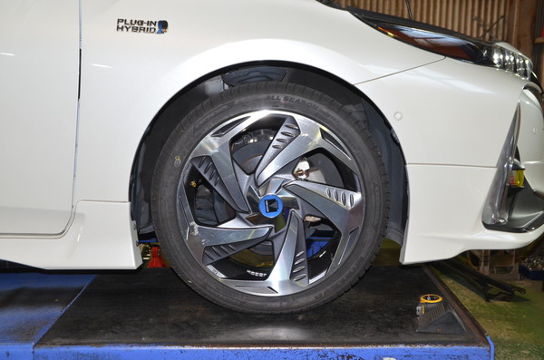 プリウスPHV ZVW52 ダウンサス取り付け と 四輪アライメント調整