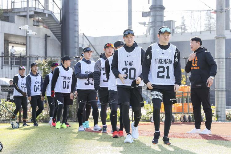 竹丸投手ら新人11選手が初のサイン会 | 読売ジャイアンツ（巨人軍