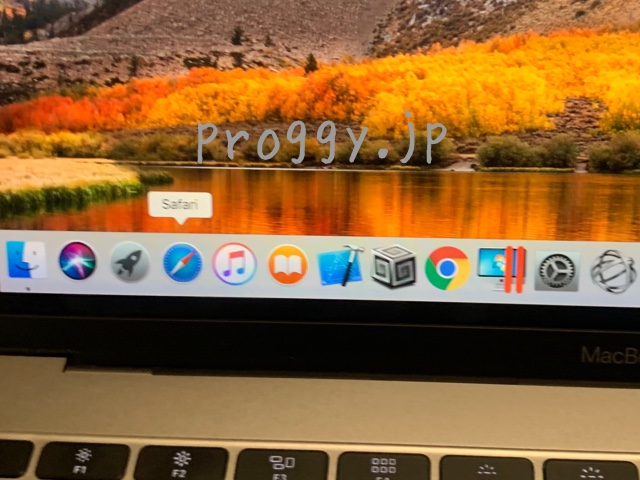 Macbook Pro画面下の黒い線は故障?直し方は?無料で修理完了!