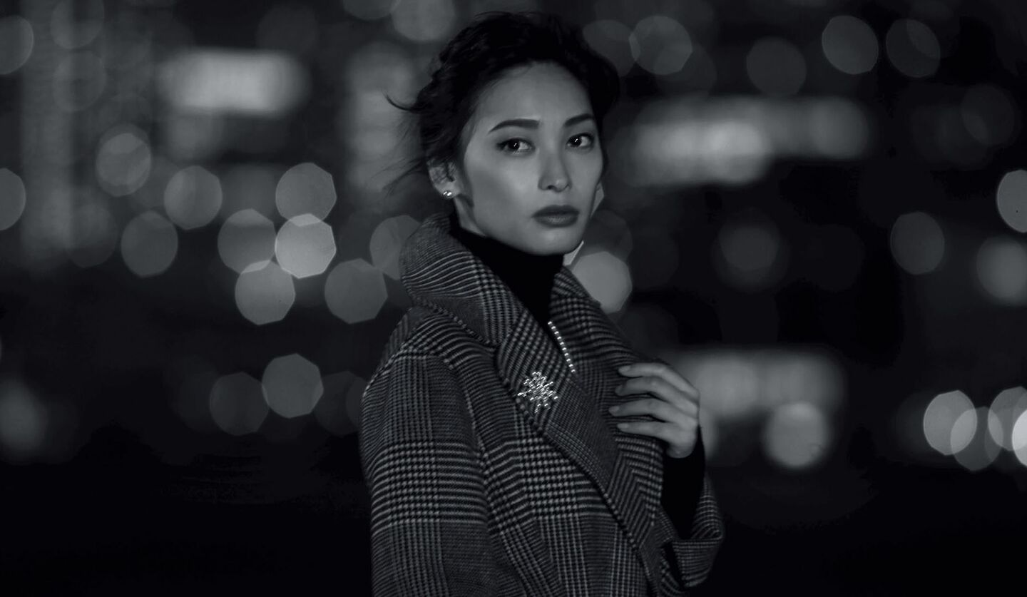 大政絢さんが演じるジャンヌ・モロー。マックスマーラのコートをまとっ