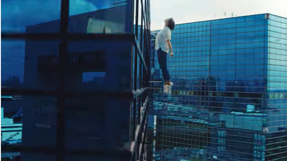 ヒーローのように東京の空を飛び回る。「アネッサ」と「MARVEL」の