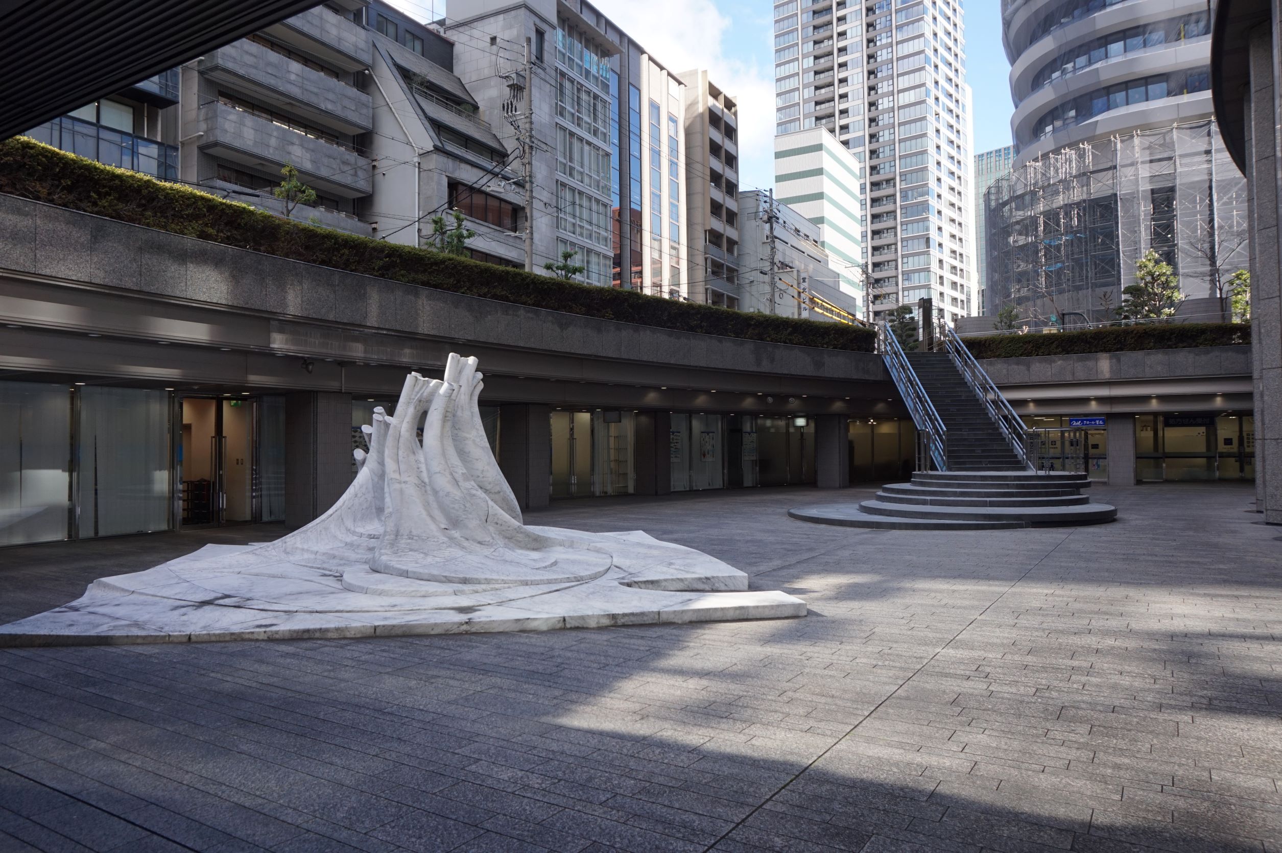 PASSAGGIO -」約50トンものイタリア産白大理石で制作された