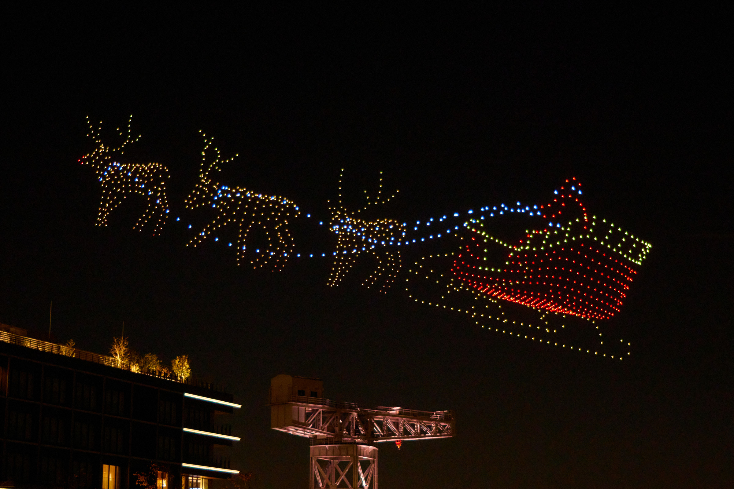 横浜の夜空に巨大なサンタ！ツリー！ コカ・コーラのクリスマス