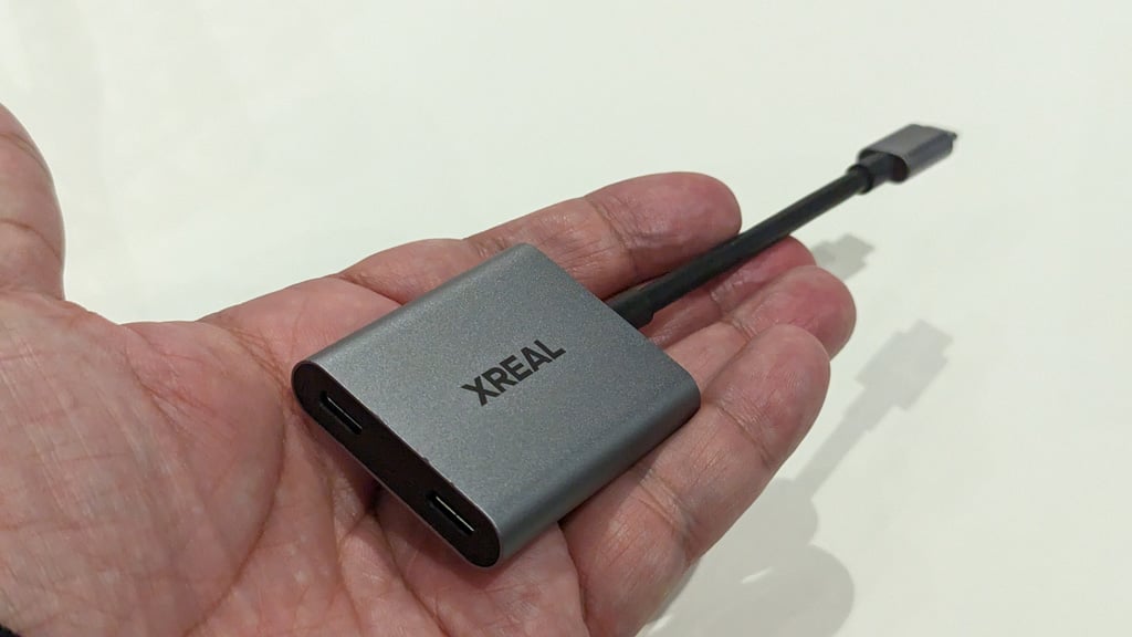 デバイスにUSB給電しながらARグラスが使えるアクセサリー「XREAL Hub